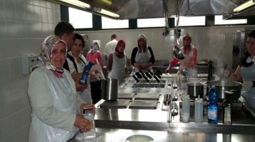 &Ccedil;orumlu Bayanlar İtalya&rsquo;da Pizza Eğitimi Aldı