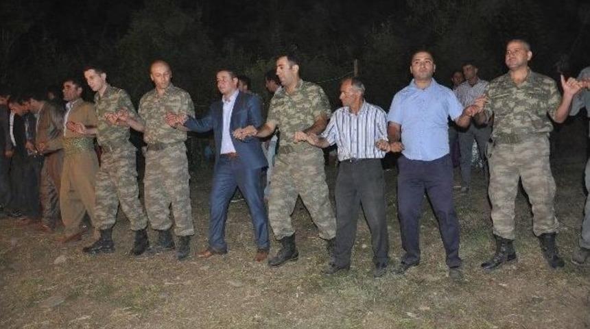 Komutanlar Kato Dağı&rsquo;nda K&uuml;rt&ccedil;e Şarkılar Eşliğinde Halay &Ccedil;ekti