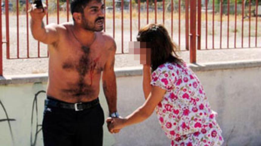 Bunalıma girip, satırla hamile eşini rehin aldı