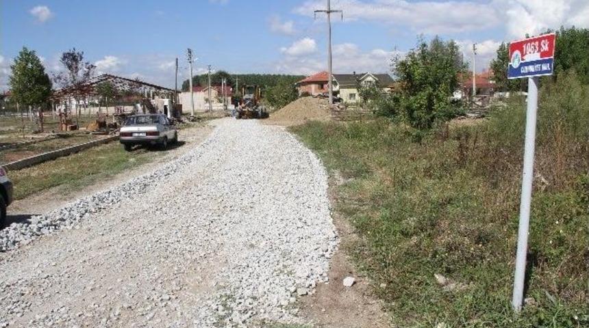 Akyazı&rsquo;da Yol Genişletme Ve Mıcır Serimi &Ccedil;alışmaları S&uuml;r&uuml;yor