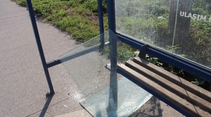 B&uuml;y&uuml;kşehir Belediyesine Ait Belediye Otob&uuml;s Durağının Camlarını Kırdılar