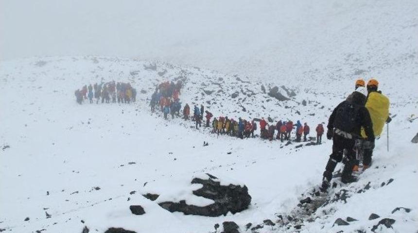 Ka&ccedil;karlar'da Kış Ayı &Ouml;ncesi D&uuml;zenlenen İleri Kar Buz Eğitiminde Kar S&uuml;prizi