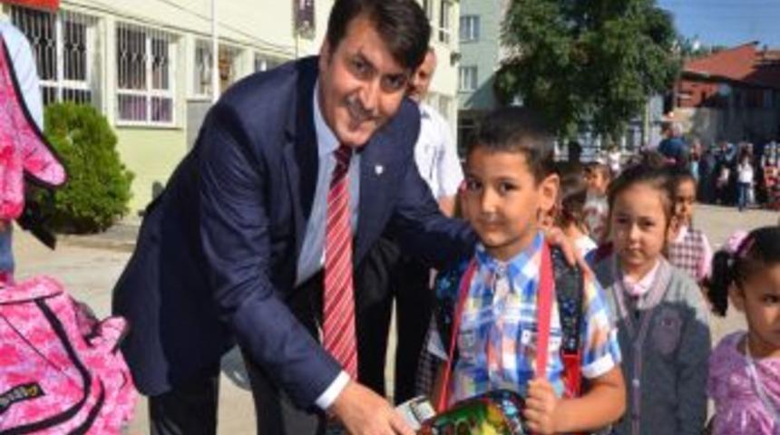 Osmangazi Belediyesi 5 Bin &Ouml;ğrenciye Kırtasiye Yardımı Yaptı