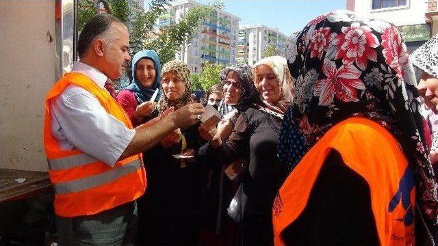 Kimse Yok Mu Derneği Yoksul Ailelere Kırtasiye Yardımında Bulundu