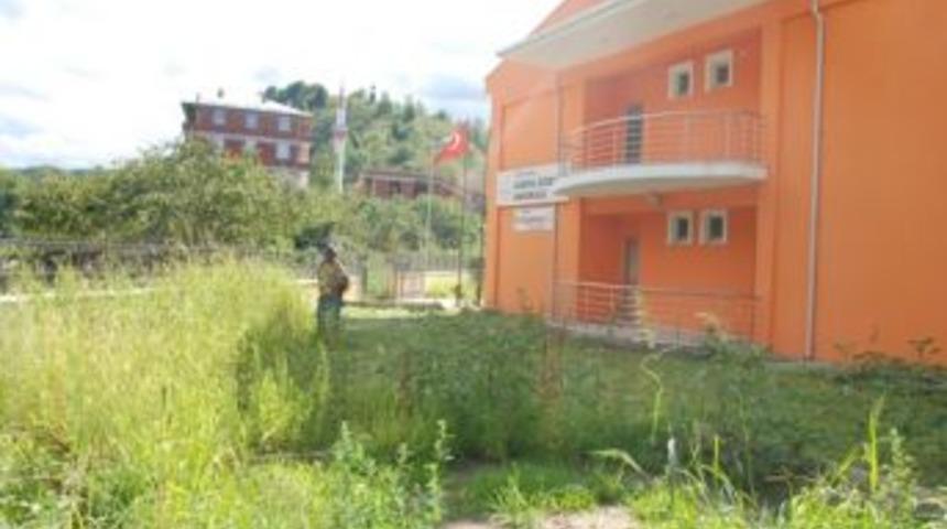 Bulancak Belediyesi Okulların Bah&ccedil;elerini Temizliyor