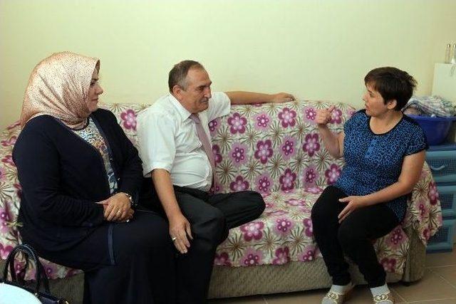 Başkan Yılmaz Hastalara Moral Veriyor 1