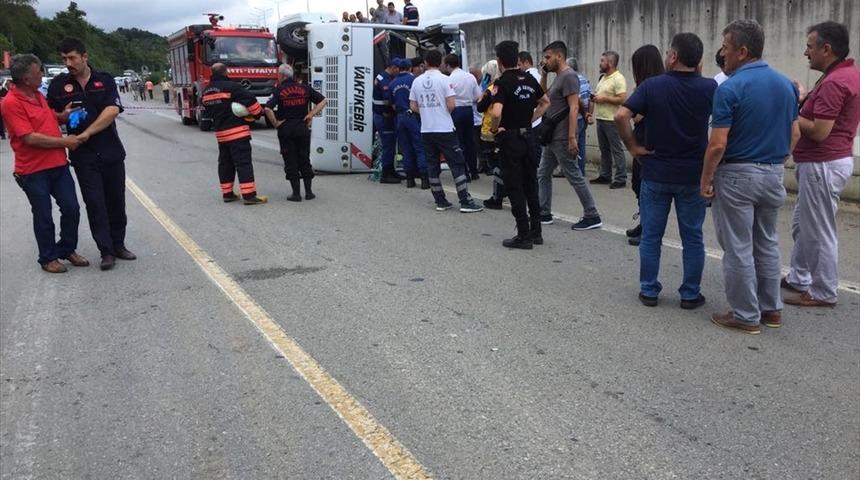 Son dakika! Trabzon'da yolcu midibüsü devrildi! 2 ölü, 12 yaralı