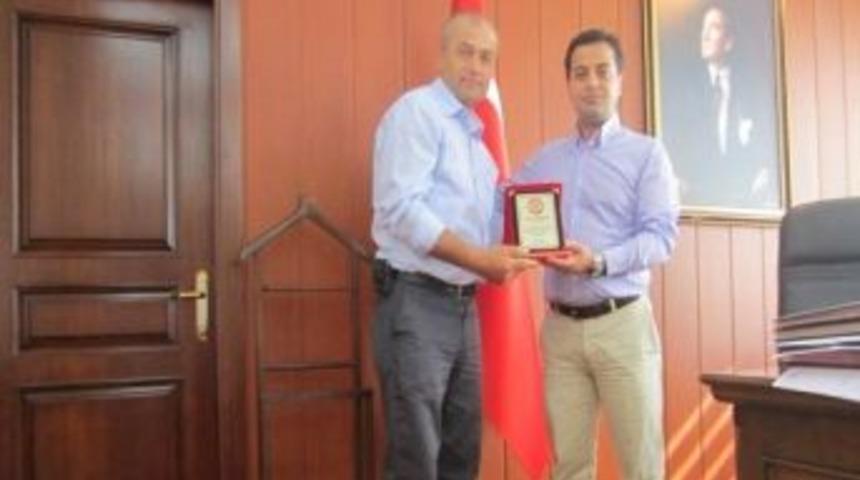 &Ouml;rmeci K&ouml;y&uuml; Muhtarı Kaymakam Hamitoğluna Plaket Verdi