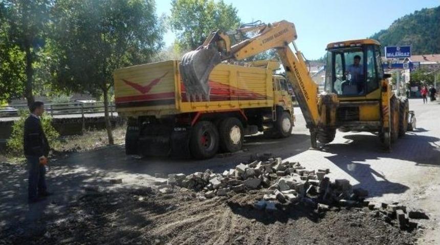 Yollara Parke Taşı D&ouml;şeniyor