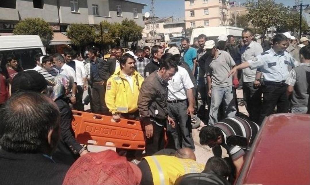 Motosiklet İle Minib&uuml;s &Ccedil;arpıştı: 2 Yaralı