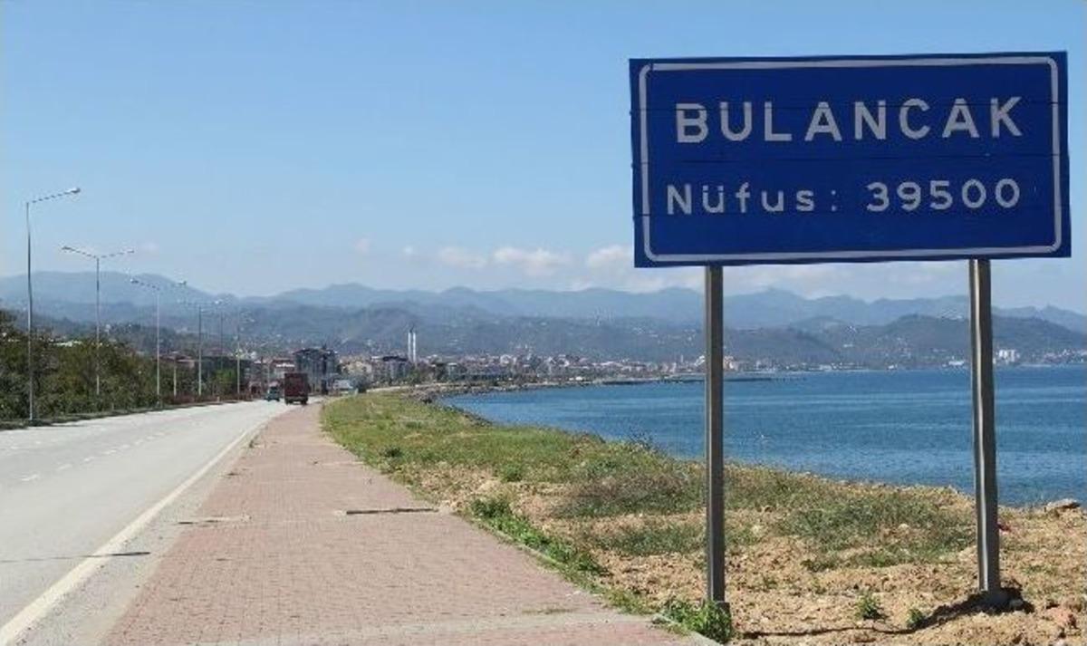 Eşcinsel Belediye Başkan Adayı İl&ccedil;eyi İkiye B&ouml;ld&uuml;