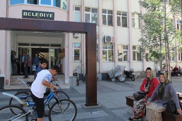 Eşcinsel Belediye Başkan Adayı İlçeyi İkiye Böldü G2