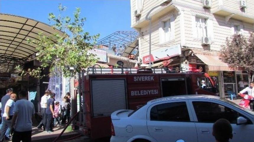 Siverek'te Bir İşyerinin &Ccedil;atısında &Ccedil;ıkan Yangın Korkuttu