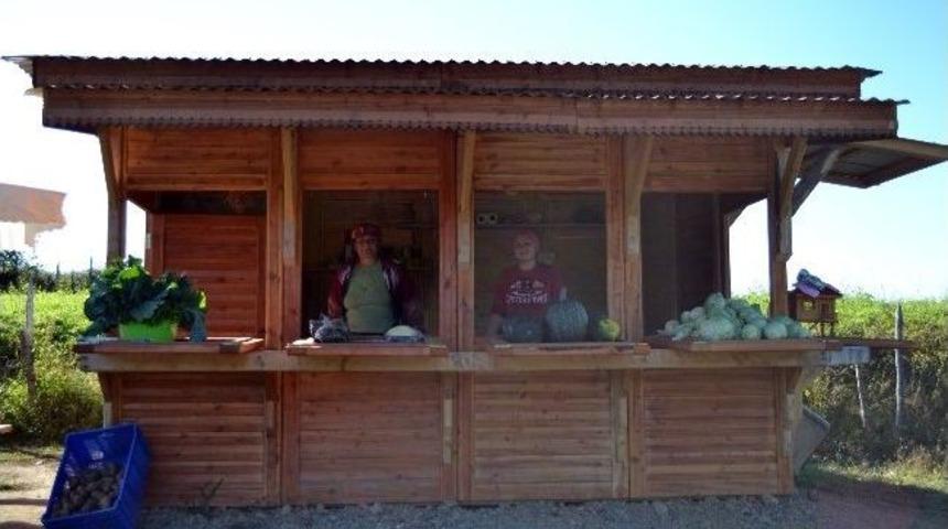 &Uuml;rettiklerini Satarak Aile Ekonomisine Katkı Sağlıyorlar