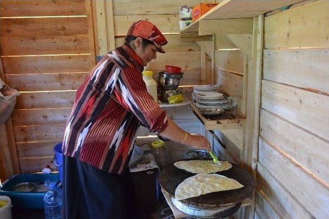 Ürettiklerini Satarak Aile Ekonomisine Katkı Sağlıyorlar 1