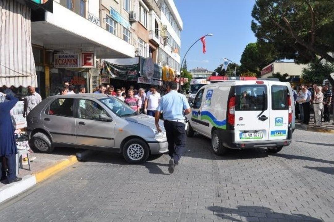 Yangın &Ccedil;ıkan Binadaki Gazı Kesmeye Giden Doğalgaz Ekipleri Kaza Yaptı