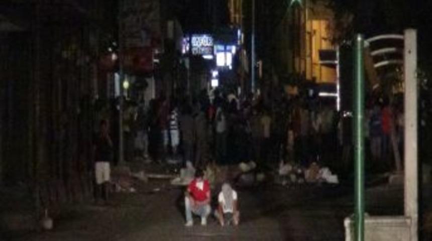 Hatay'da G&ouml;stericiler Barikat Kurup Polise Molotof Attı