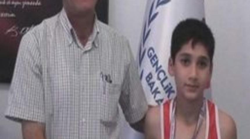 Ferdi Boks Şampiyonası Birincisi Boks&ouml;r Kırşehirli Arafat Oldu