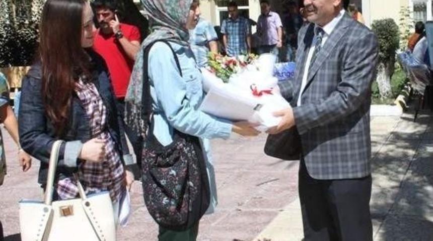 M&uuml;d&uuml;r Kına, Yeni Atanan &Ouml;ğretmenleri &Ccedil;i&ccedil;eklerle Karşıladı