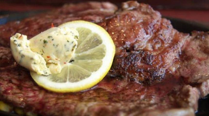 Kırmızı ete limon sıkınca bakın ne oluyor!