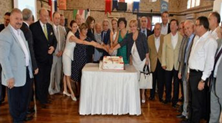 D&ouml;rd&uuml;nc&uuml; Yıl Pastasını Kesip Altı Ay Ara Verdiler