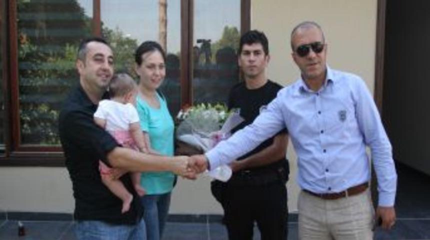 Boğulmaktan Kurtulan Hemşire, Polis Memuruna Teşekk&uuml;r Etti