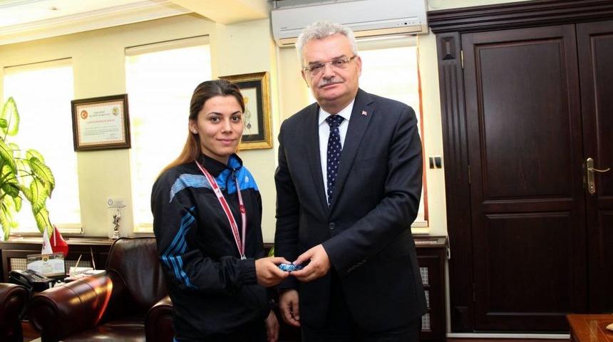 Vali &Ouml;zcan Başarılı Sporcuları &Ouml;d&uuml;llendirdi