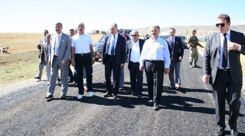 Ak Parti Kars Milletvekilleri Vali Ey&uuml;p Tepe İle Birlikte K&ouml;y Yollarında Yapılan &Ccedil;alışmaları Yerinde İnceledi