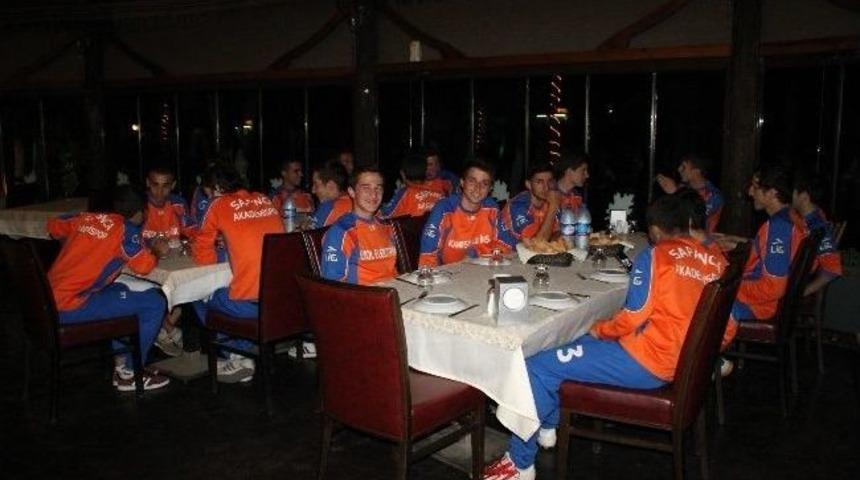 Akademispor&rsquo;lu Y&ouml;neticiler Ve Futbolcular Yemekte Buluştu