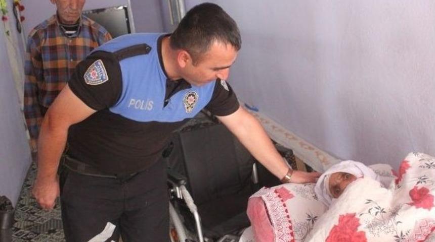 Polislerden Tekerlekli Sandalye Yardımı