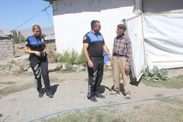 Polislerden Tekerlekli Sandalye Yardımı