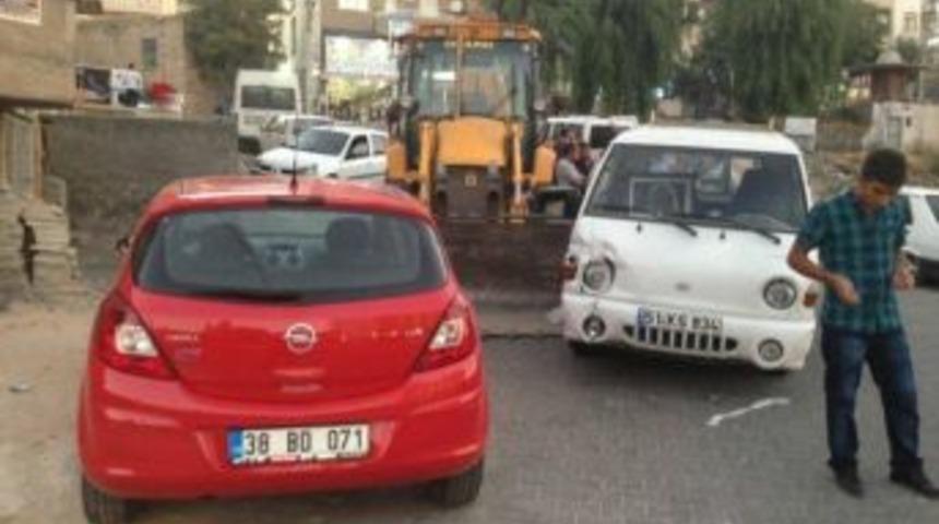 Freni Boşalan İş Makinesi 2 Araca &Ccedil;arptı