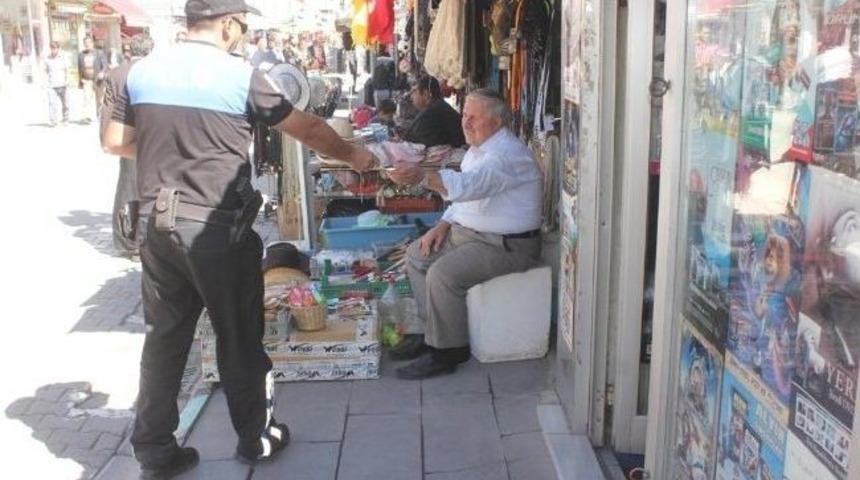 Polislerden Broş&uuml;r Dağıttımı