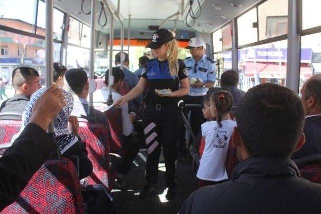 Polislerden Broş&uuml;r Dağıttımı 1