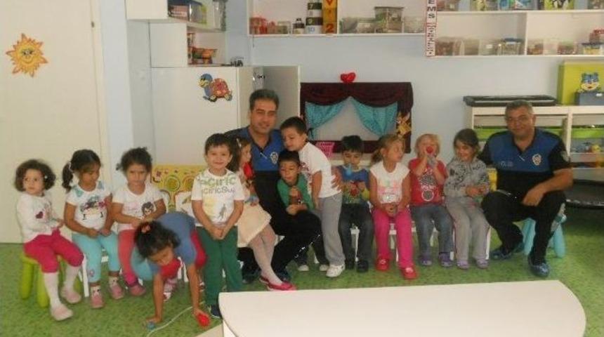 Miniklere Polis Şefkati