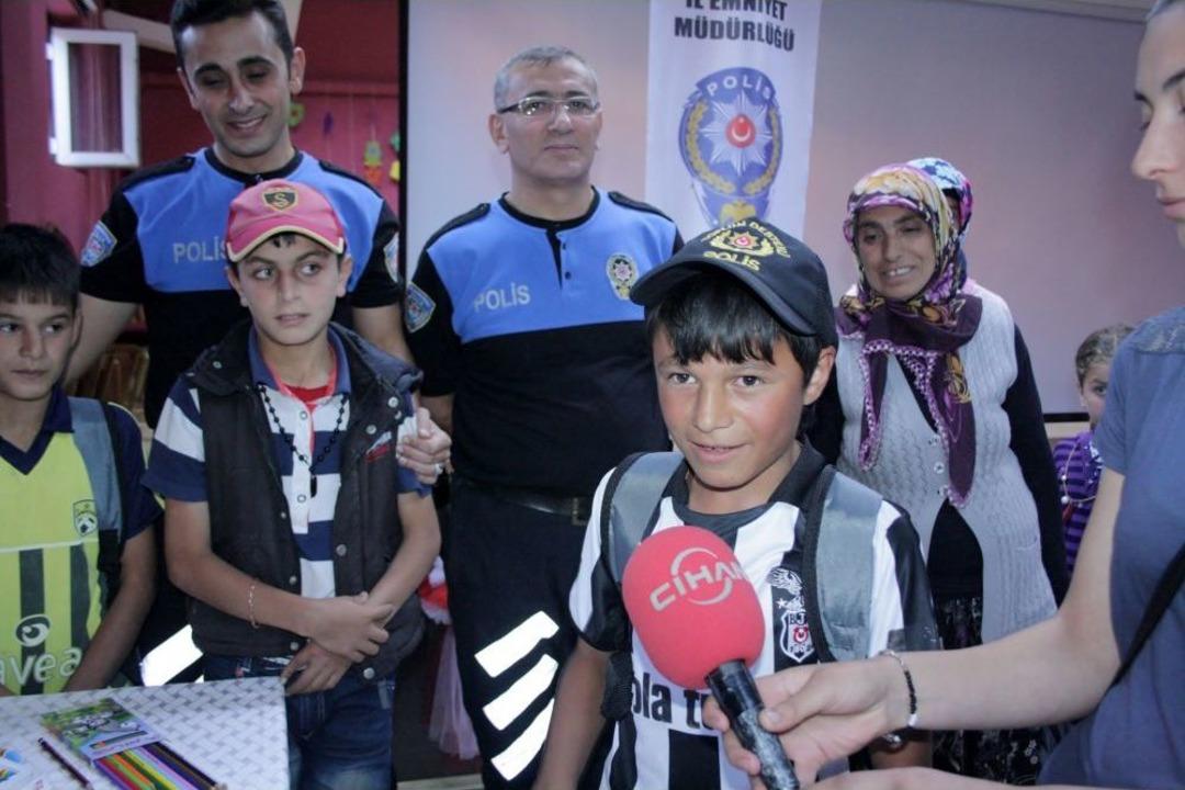Polisten Kırtasiye Yardımı Alan &Ouml;ğrenciler, 'başarı' S&ouml;z&uuml; Verdi