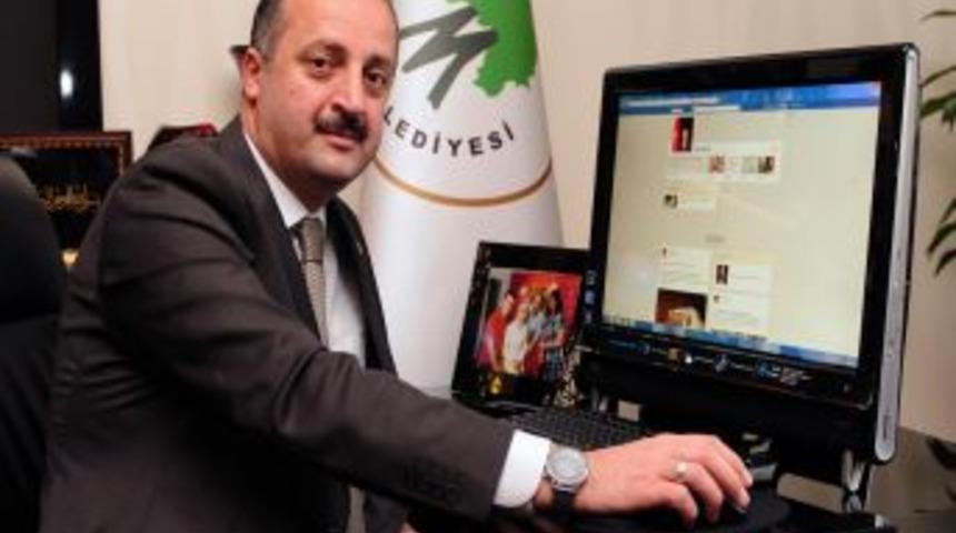 Mamak Belediye Başkanı Akg&uuml;l Sosyal Medyada Vatandaşı Dinliyor