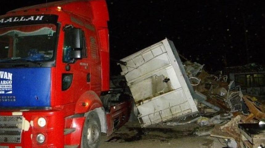 Hurda Y&uuml;kl&uuml; Tır&rsquo;ın Kasası Devrildi