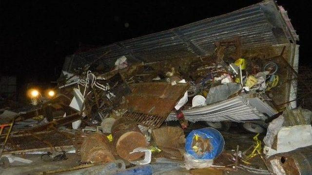 Hurda Y&uuml;kl&uuml; Tır&rsquo;ın Kasası Devrildi 2