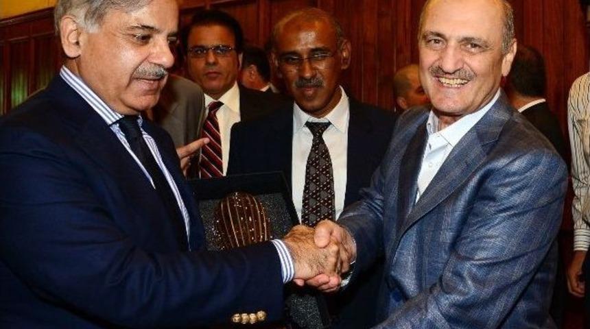 Bakan Bayraktar, Pakistan'ın B&uuml;y&uuml;k Şairi Muhammed İkbal&rsquo;ın Mezarı Başında Dua Etti