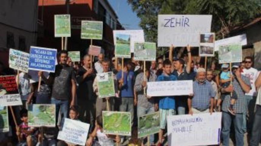 İsmetiye K&ouml;y&uuml; Sakinleri Eylemde: Atıklar Dereye Salınıyor, Ağa&ccedil;larımız Kurudu