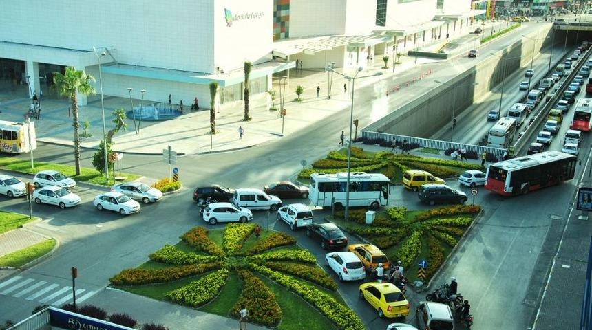 Antalya&rsquo;daki Trafik Kaosu Ve Korna Sesi, Esnafı Canından Bezdirdi