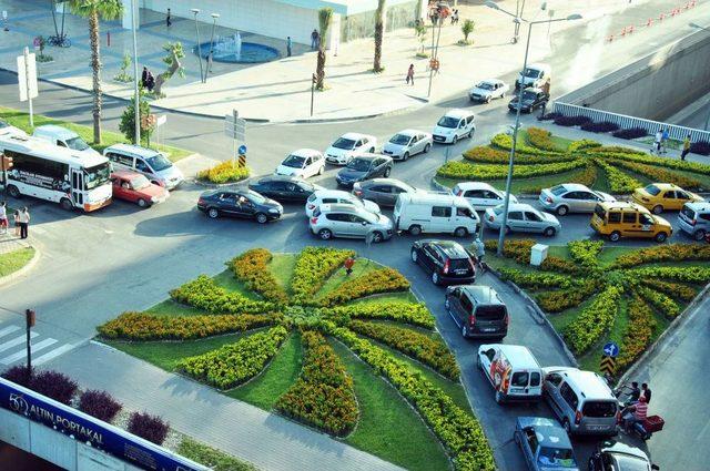 Antalya’daki Trafik Kaosu Ve Korna Sesi, Esnafı Canından Bezdirdi