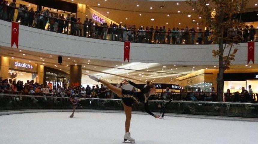 Optimum Buz Pateni Pistinde 100 Bininci Kişi Coşkusu