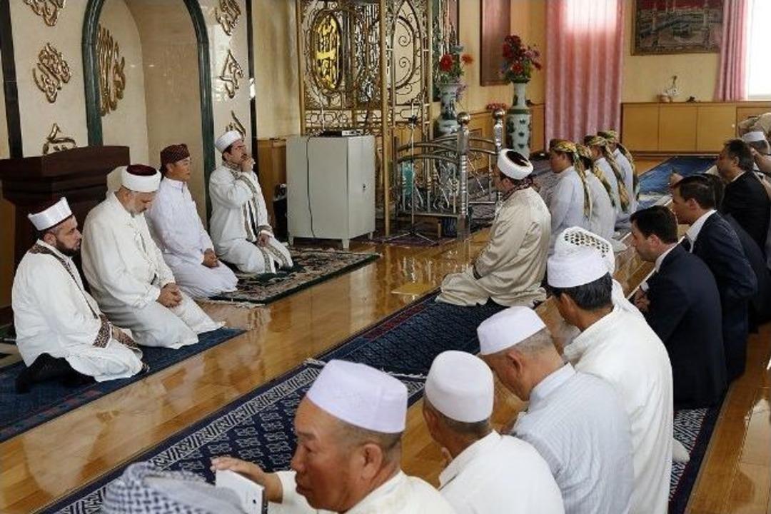 Diyanet İşleri Başkan G&ouml;rmez, &Ccedil;inli M&uuml;sl&uuml;manlarla Bir Araya Geldi
