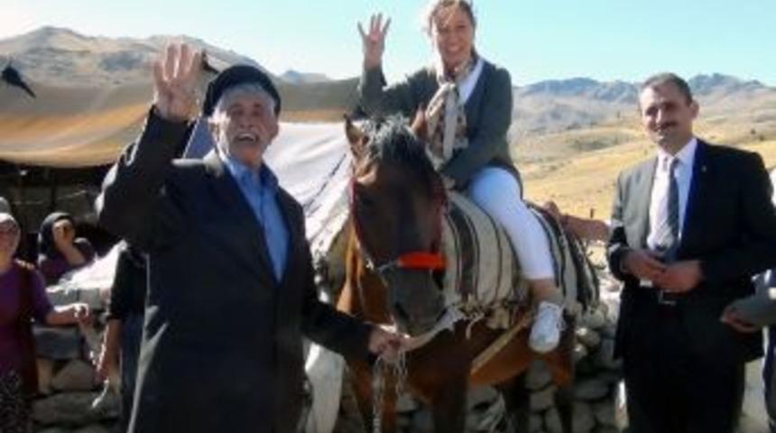 Kadın Milletvekilinden At &Uuml;zerinde Rabia Işareti