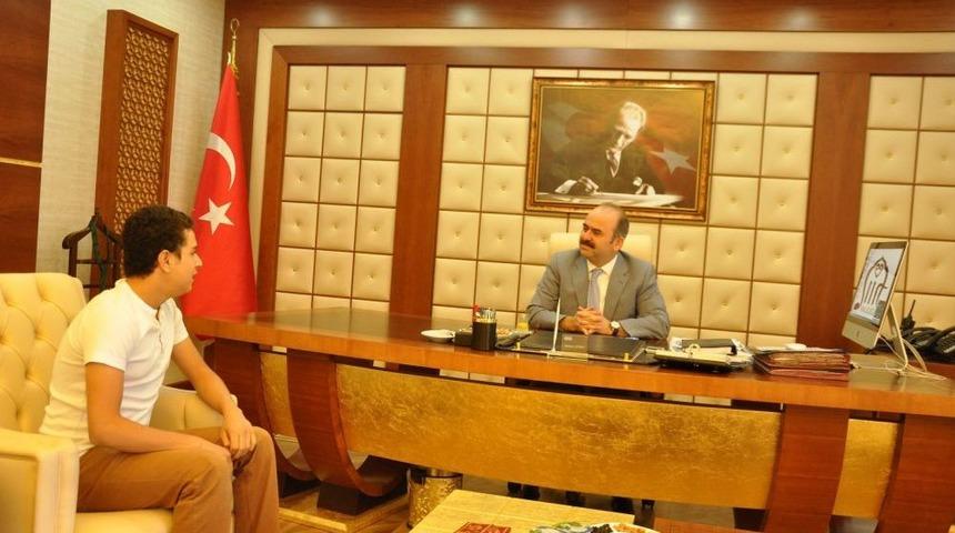 K&uuml;&ccedil;&uuml;k Yaşta Babasının Terk Ettiği Pervarili Barış Hukuk Fak&uuml;ltesini Kazandı