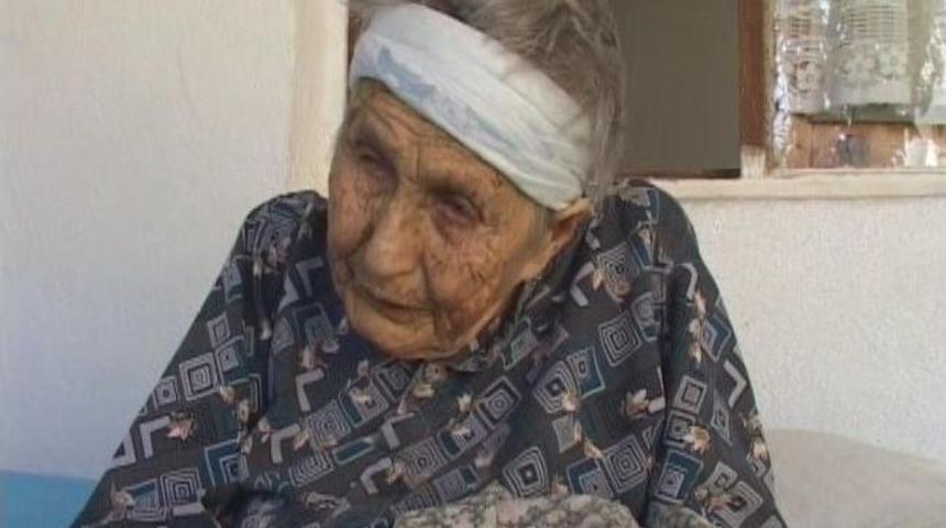 105 Yaşındaki Ayşe Nine Dimdik Ayakta