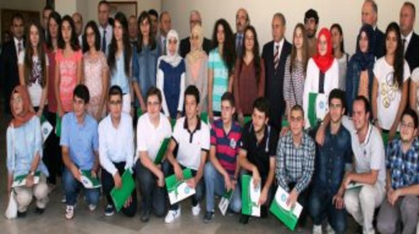 Vali B&uuml;y&uuml;k, Başarılı &Ouml;ğrencileri &Ouml;d&uuml;llendirdi