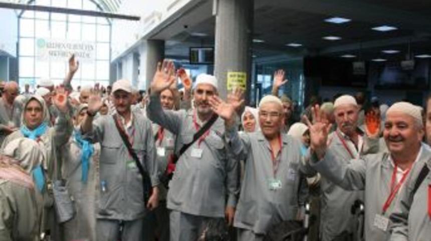 Konya'dan Ilk Hacı Kafilesi Dualarla Uğurlandı